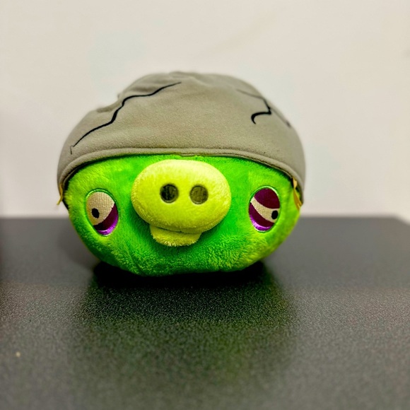 angry birds Other - 2010 Commonwealth Toys Angry Birds Classic Helmet Green Pig 5" Plush Collection